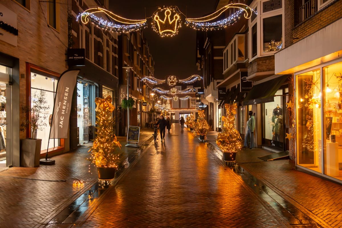 De Apeldoornse binnenstad in kerstsferen: duizend lichtjes en gouden kerstballen
