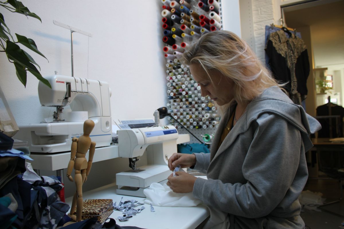 Achterin haar winkel zit Mirte Engelhard vaak achter de naaimachine. "Dat is een soort van mediteren voor mij, word ik zo lekker rustig van."
