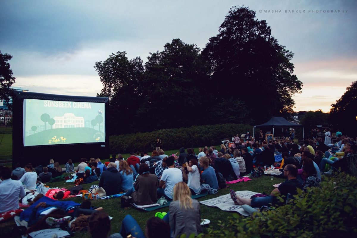 In de openlucht samen film kijken. Foto: Facebook Stadsvilla Sonsbeek.