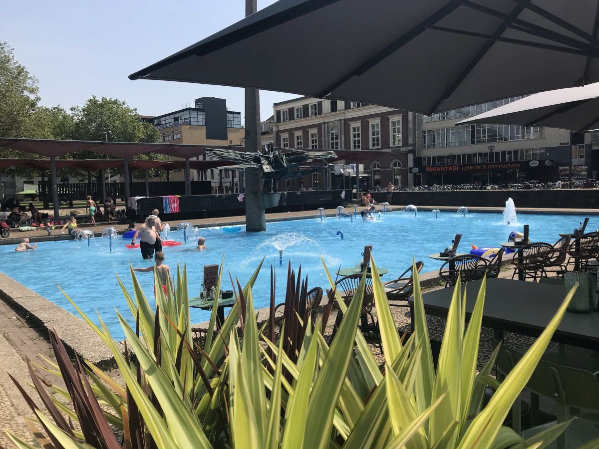 Een helikopter laag boven Arnhem dit