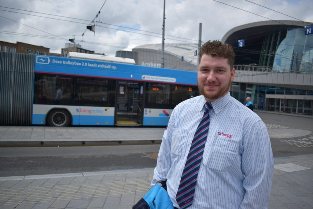 Buschauffeur Niels 'Ik mag weer volop door de smalle straatjes van Arnhem rijden!' indebuurt