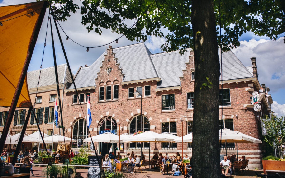 Een zomers terras in het centrum van Arnhem