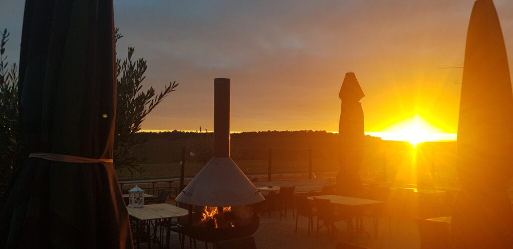 romantisch picknicken bij zonsondergang