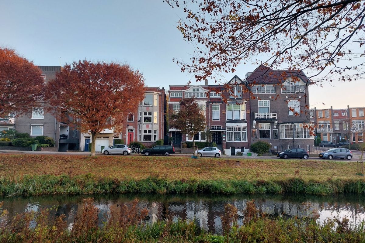 Wonen en wandelen: deze koophuizen liggen naast een herfstig Arnhems park