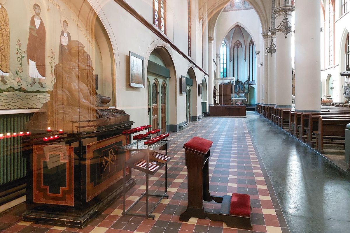 Hierom vind je Griekse letters in de Martinuskerk in Arnhem