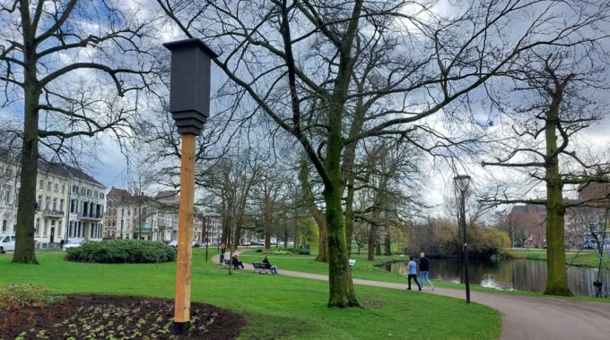 Houten kast die lijkt op een flitspaal in het Musispark. Foto: indebuurt Arnhem