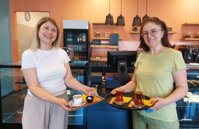 Arzu en Sybil van Patisserie La in Arnhem Turkse restaurants