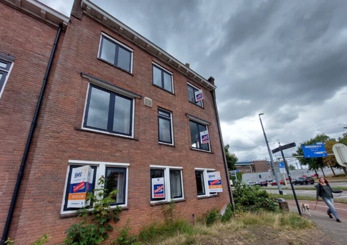 Zes te koop- en verkochtborden aan de gevel van het huis aan de Sonsbeekweg 1.
