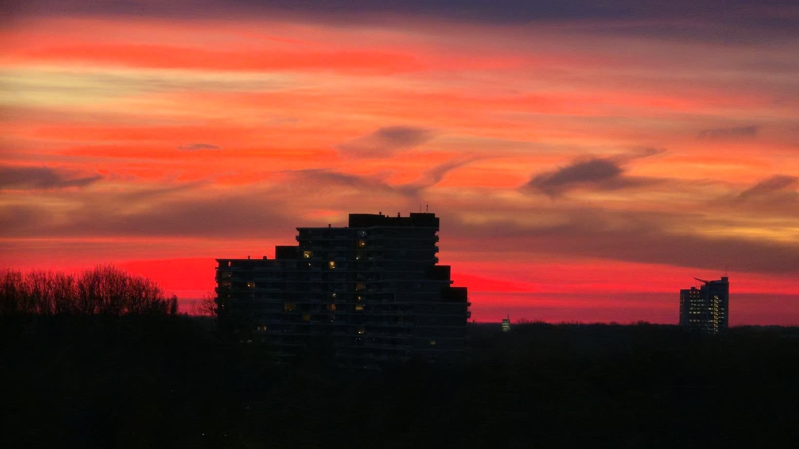 Foto’s kijken: 9 x jullie kekke kiekjes van kleurrijke luchten boven Arnhen