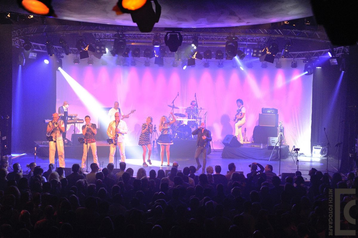 Flat Out Khadija zit bij Frans Bauer, maar zangeressen Claudia en