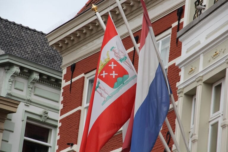 De vlag uit! Dit zijn de regels voor het uithangen van het roodwitblauw De vlag uit! Dit zijn de regels voor het uithangen van het roodwitblauw
