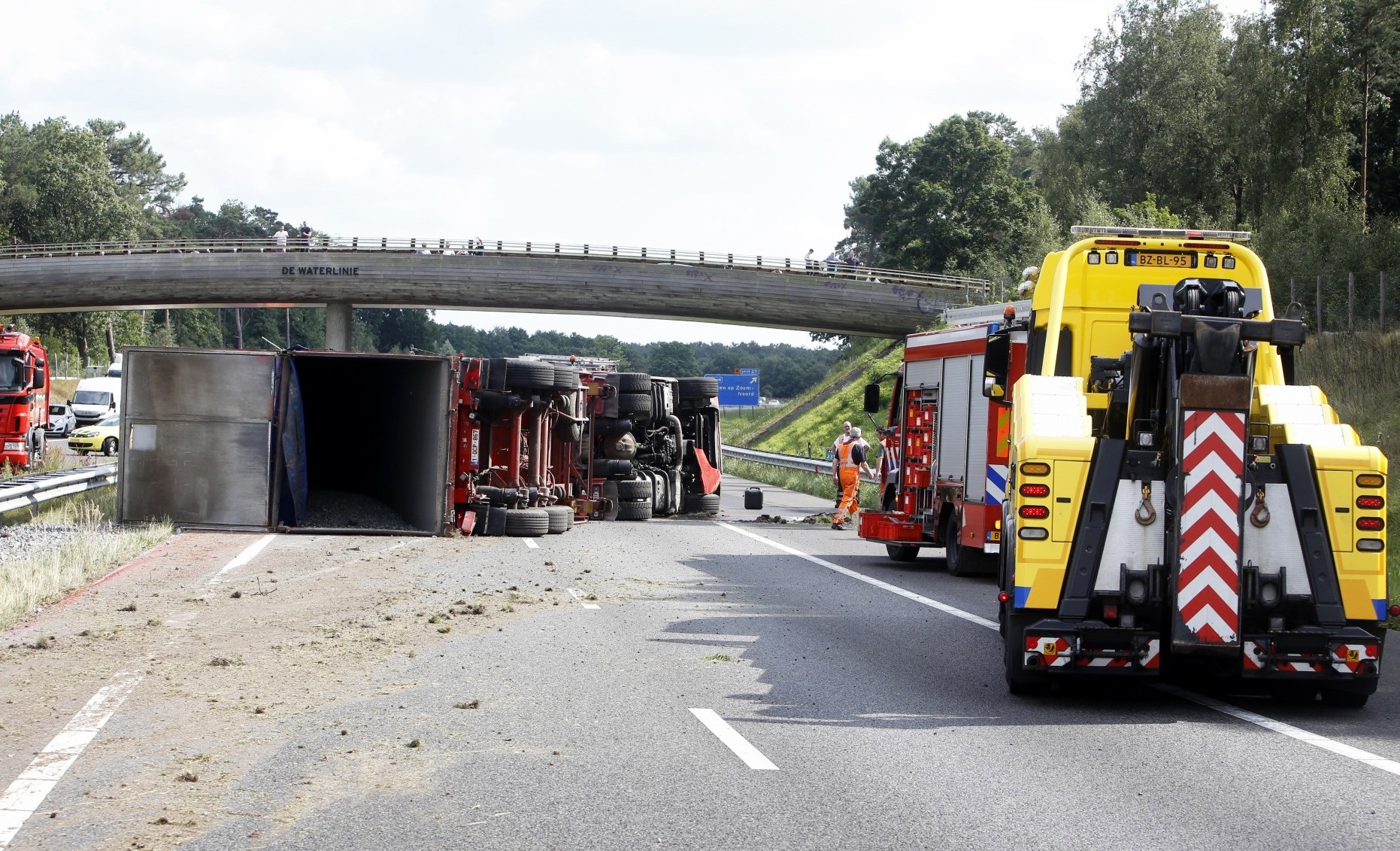 verkeersongelukken bergen op zoom snelweg vrachtwagen sleepwagen takelwagen