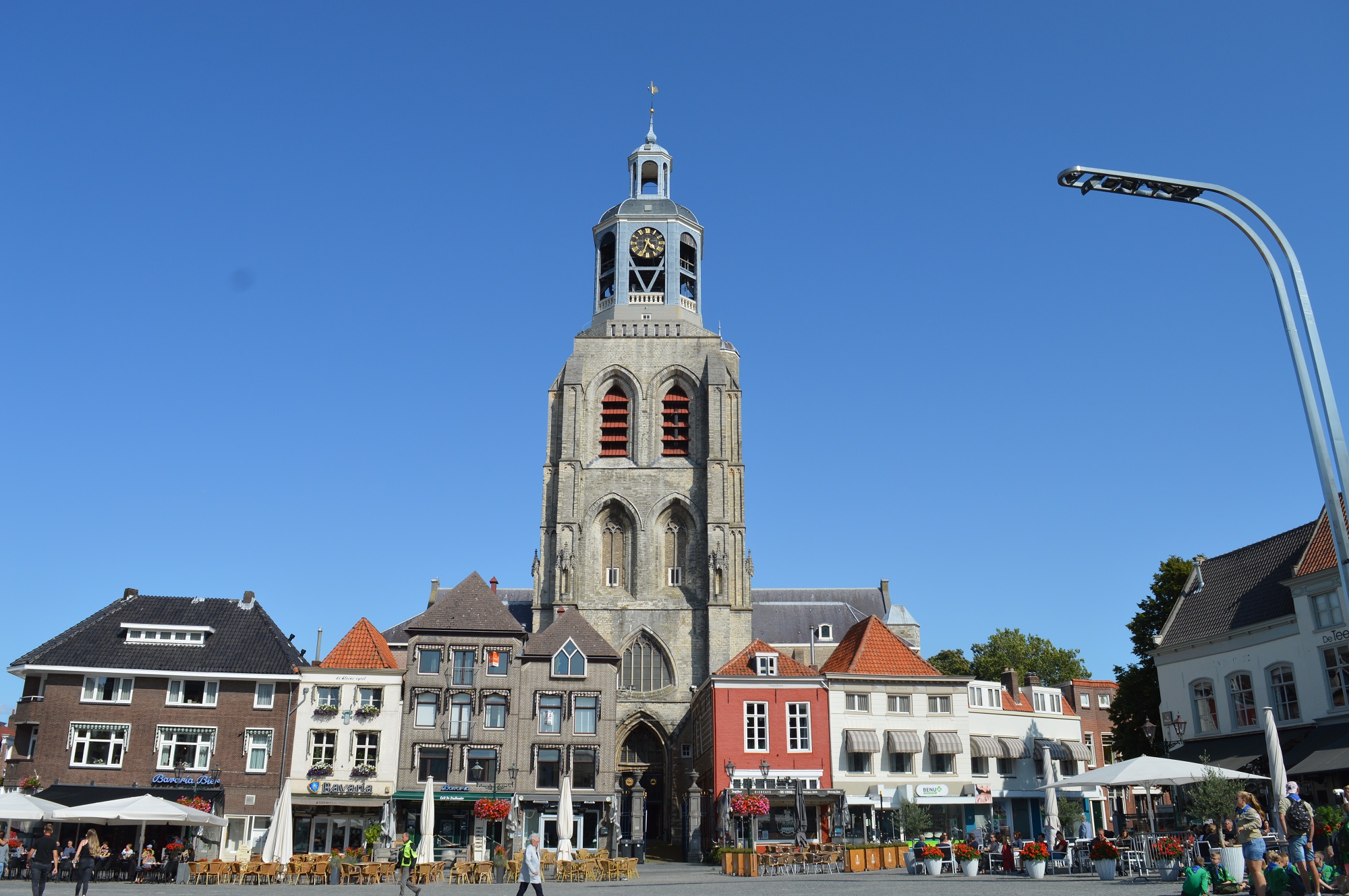 peperbus lantarenpaal grote markt plein blauwe lucht lekker weer