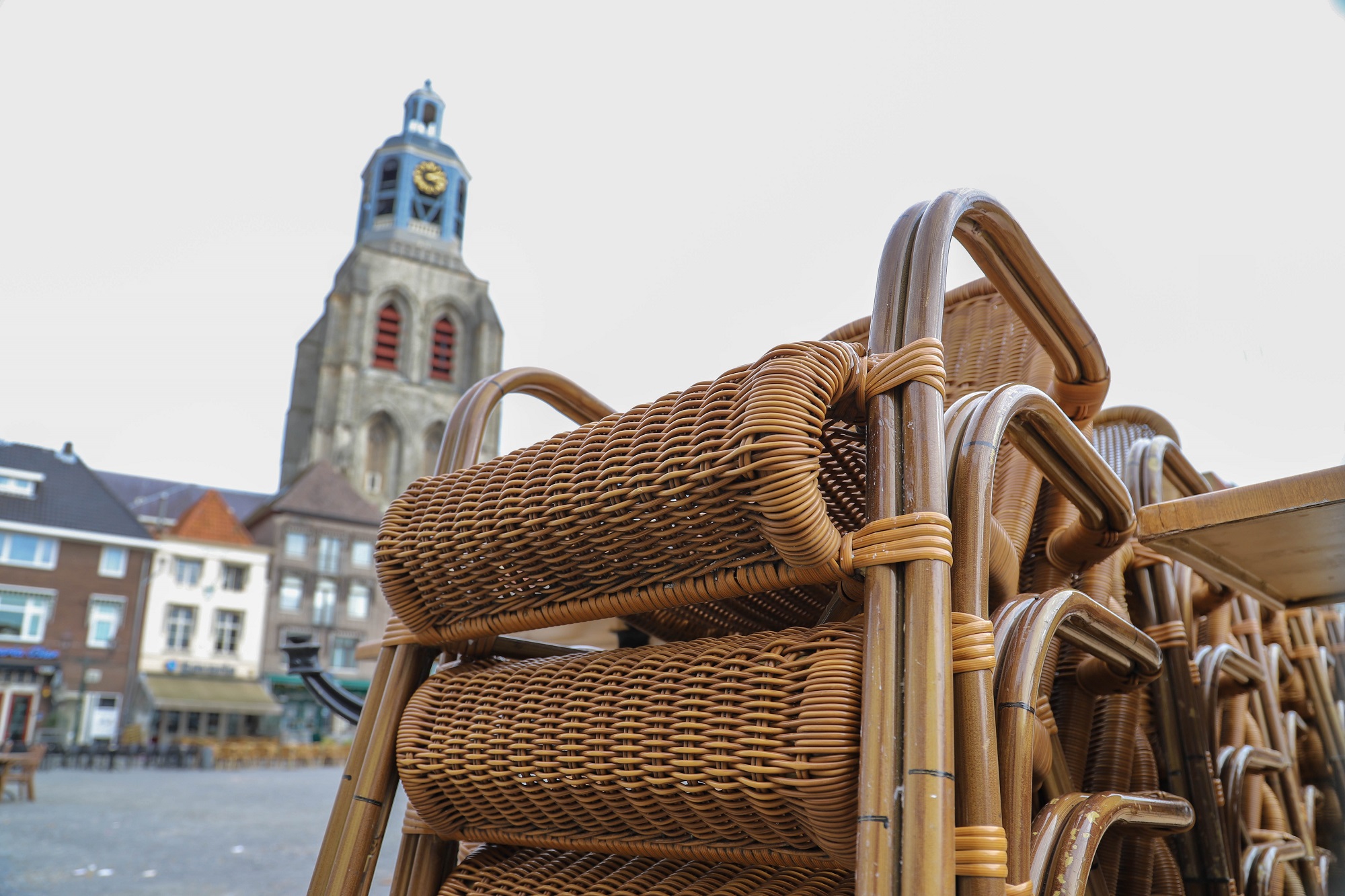 coronamaatregelen bezorgen bergen op zoom Leeg Terras grote markt bourgondier bourgondië peperbus