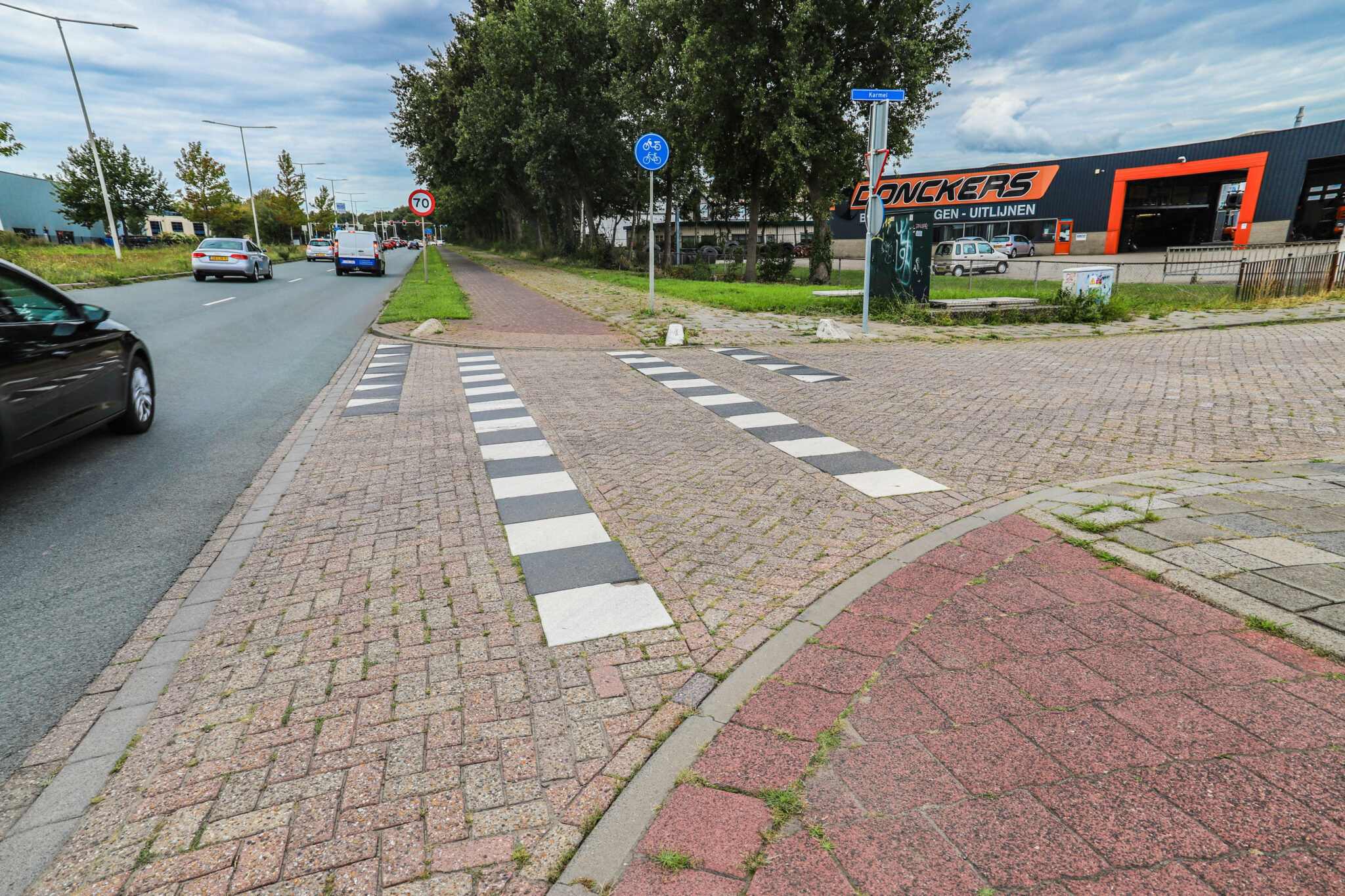 randweg west met karmel industrie industriegebied fietspad fietsers verkeer weg straat druk