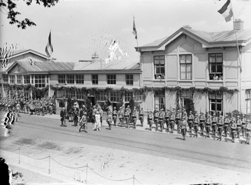 Bergen op Zoom: Markiezaatsfeesten; bezoek koningin Wilhelmina, inspectie eremacht bij het stationsgebouw.