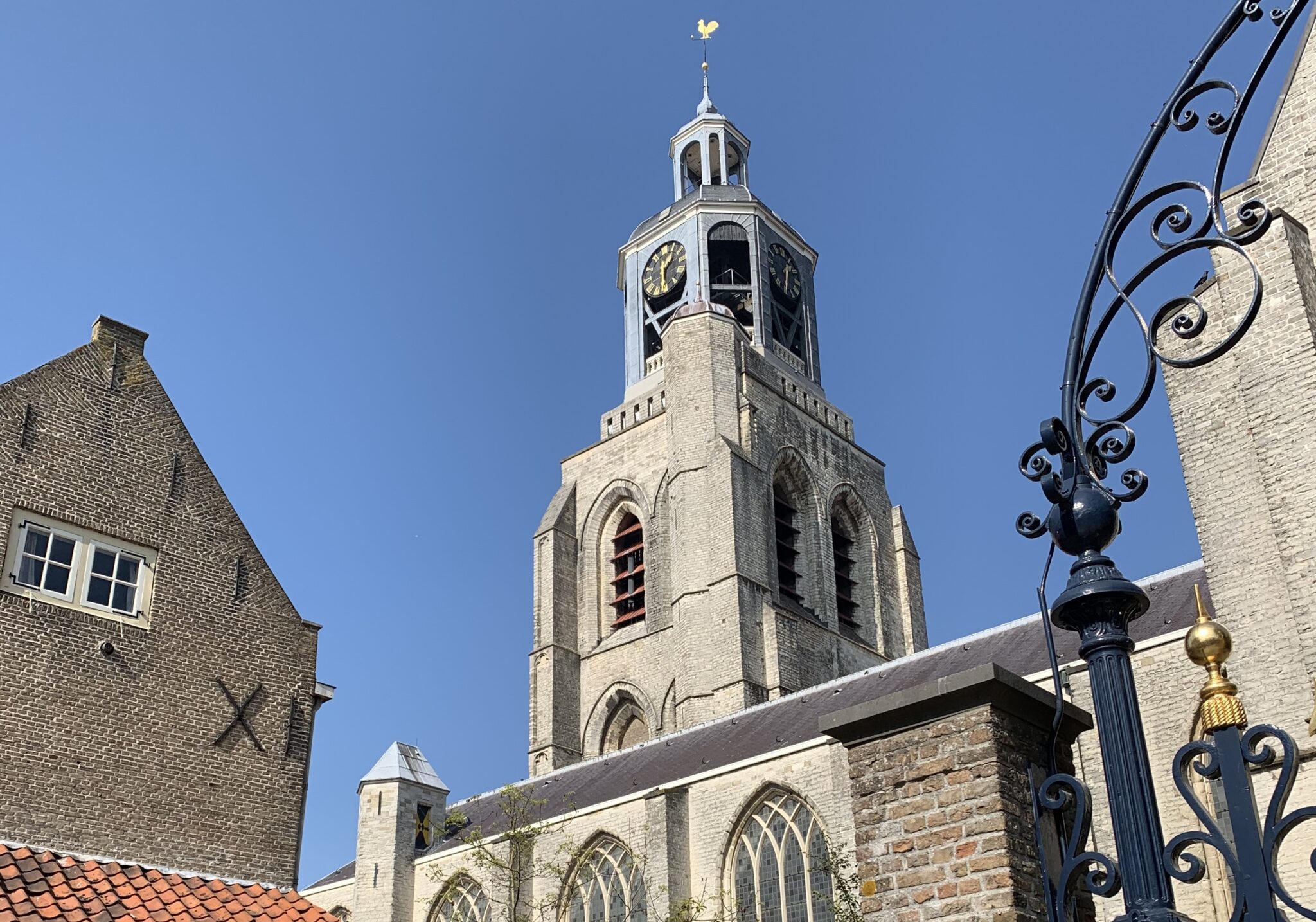 blauwe lucht zonnig zon sint gertrudiskerk peperbus kerk toren klok