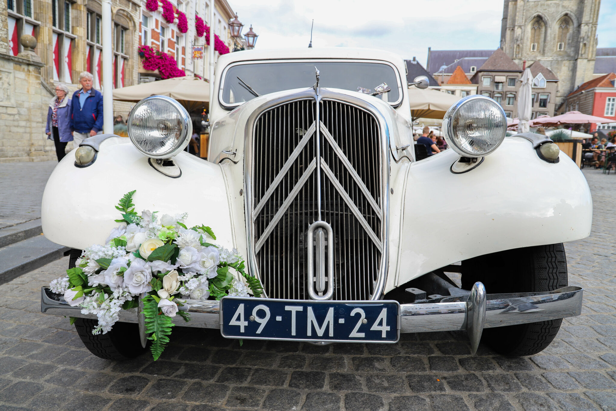 Huwelijk oldtimer auto stadhuis grote markt trouwen