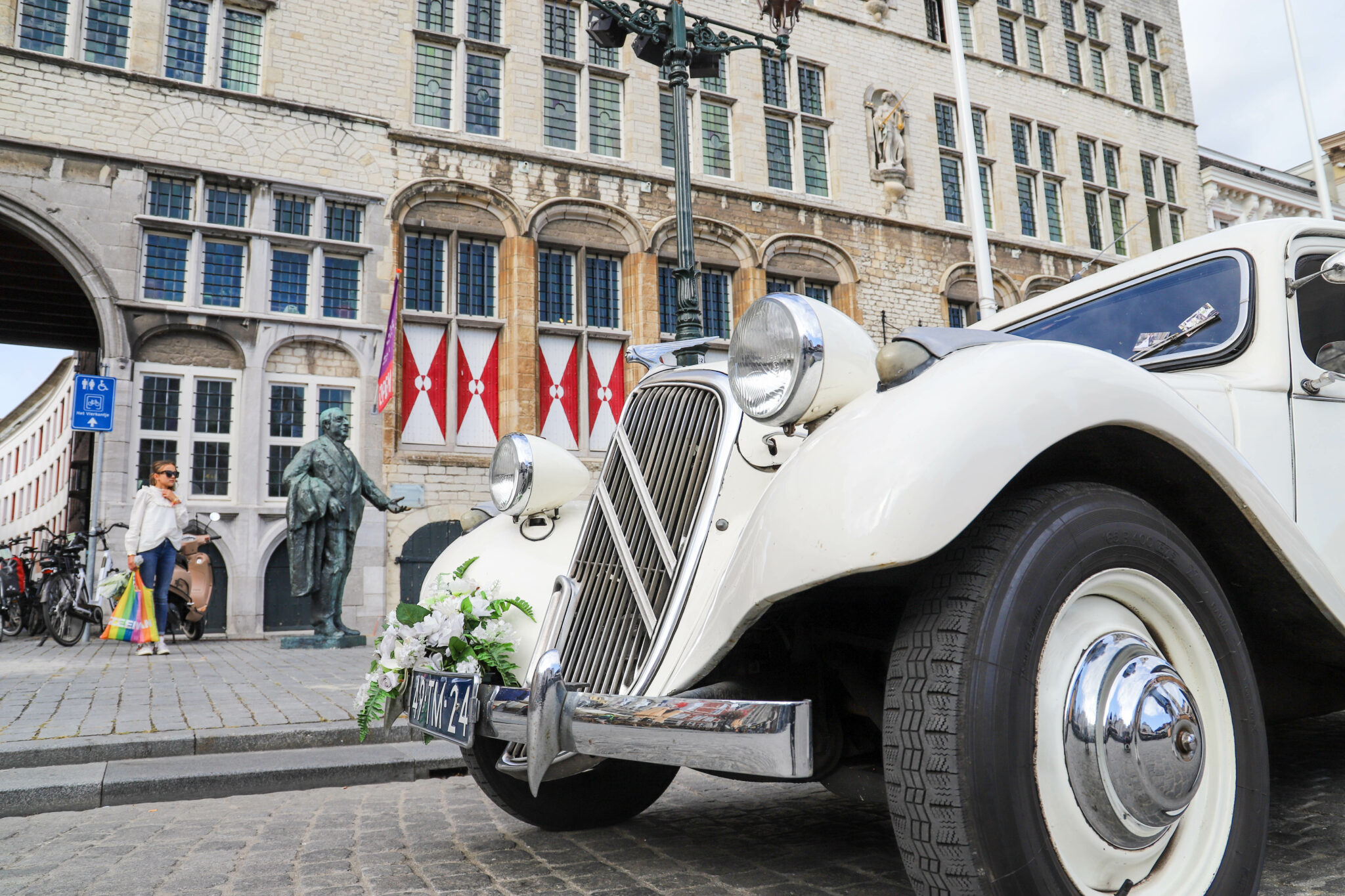 kosten trouwlocaties Bergen op Zoom Huwelijk oldtimer auto stadhuis grote markt trouwen