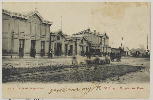 Bergen op Zoom: Stationsplein. Het plein ligt aan het NS-station in het Centrum. Briefkaart met het stationsgebouw. Gebouwd in 1869 en gesloopt in 1970.