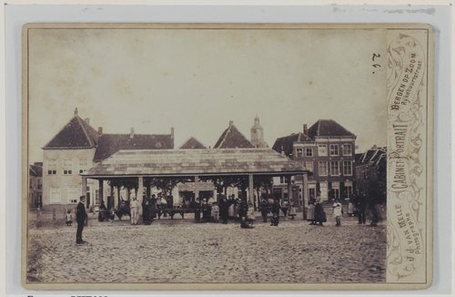 Bergen op Zoom: Sint-Catharinaplein (Vischmarkt); gezien naar het zuiden met o.a. de voormalige visafslag.