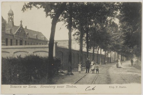 Bergen op Zoom: Halsterseweg; links het voormalige Karmelietessenklooster, gezien in noordwestelijke richting