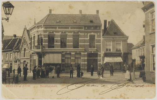 Bergen op Zoom: Bosstraat 12-14; samen De Mortier, vanaf 1610 Het Hof van Holland, gezien vanaf 'de Vlasmarkt' in noordelijke richting. Op nummer 12 tabakswinkel van S. Dietvorst.