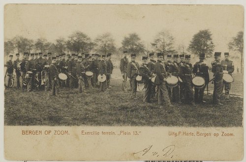 Bergen op Zoom: Plein 13; de muziek van het 3e Regiment Infanterie verzameld op het militaire oefenterrein Plein 13, het voormalige Glacis.