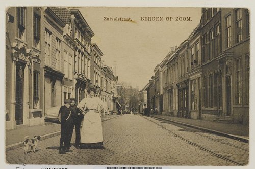 Bergen op Zoom: Zuivelstraat; gezien richting Zuivelplein met erachter het Militair Hospitaal.