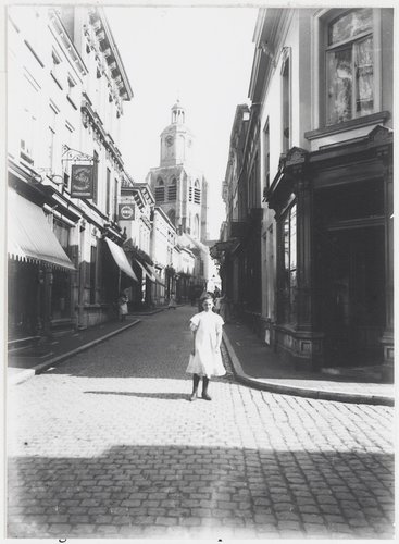 Kremerstraat; gezien richting St. Gertrudiskerk op de Grote Markt. Vooraan rechts Kortemeestraat.