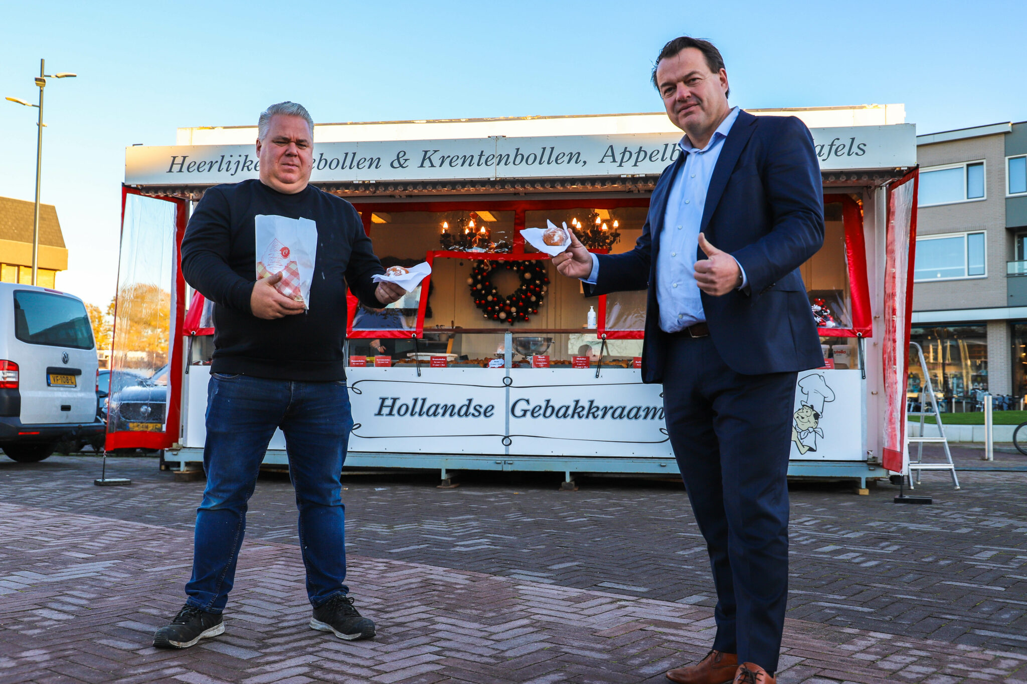 Friet- en oliebollenverkoper Paul van de Zande en wethouder Jeroen de Lange oliebollen halsteren friet frietkot oliebollenkraam