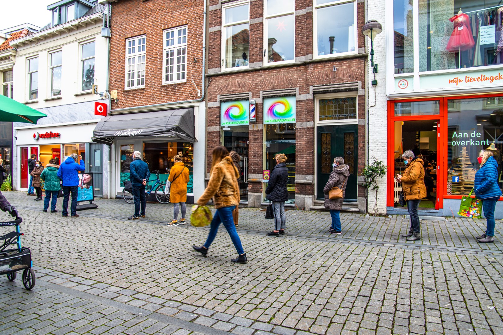 drukte binnenstad rijen winkelen