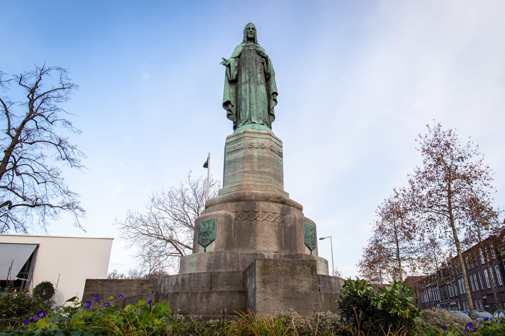 Daarom staat er een standbeeld voor de oude V&D in Bergen op Zoom