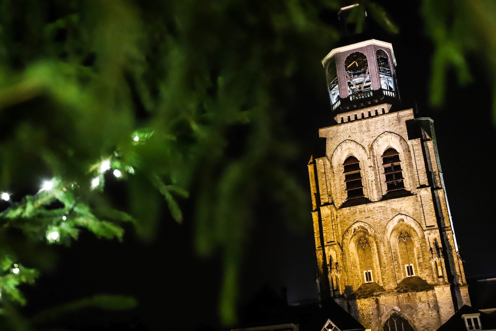 oud en nieuw weer bergen op zoom kerstboom bergen op zoom peperbus klok kerk kerkklok kerst kerstmis kerstversiering grote markt donker nacht avond