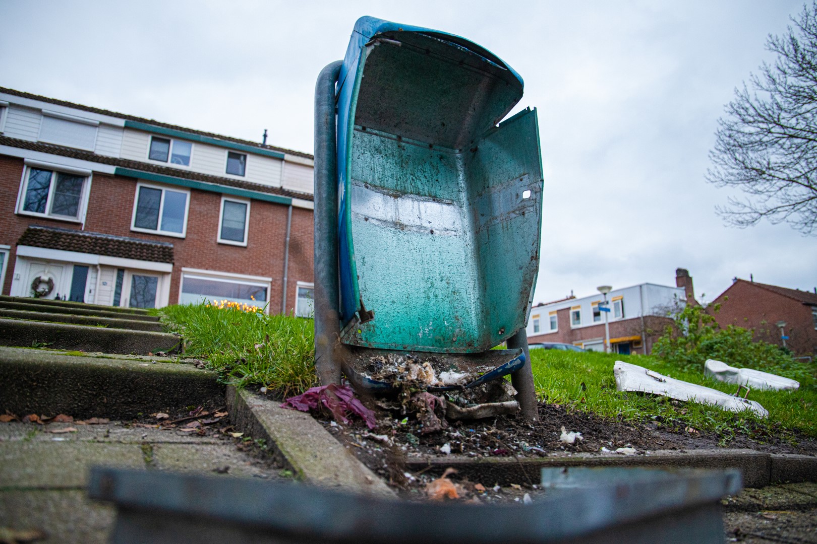 tuinderspad vuilnis vuilnisbak afval afvalbak vuurwerk jaarwisseling vandalisme schade ontploft