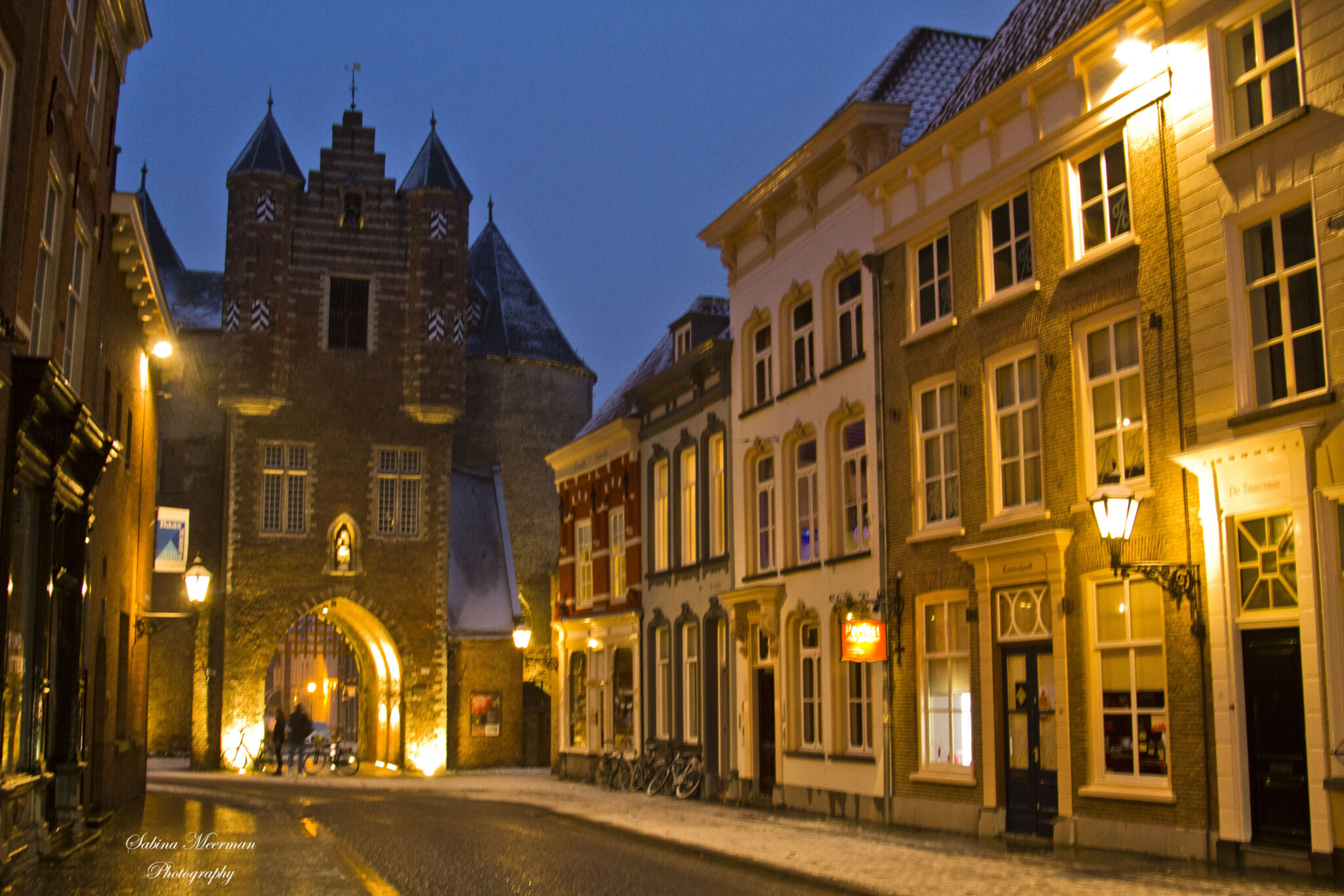 vacatures avondklok bergen op zoom lievevrouwestraat gevangenpoort sneeuw winter donker licht lantaarnpalen verlichtinh sneeuwen