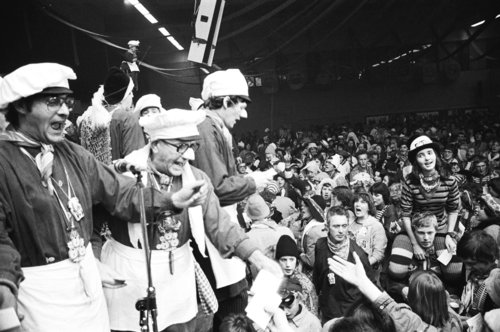 Bergen op Zoom: Carnaval, het Neuzenbal in neuzebal De Stoelemat, dat voor de 33e keer werd gehouden