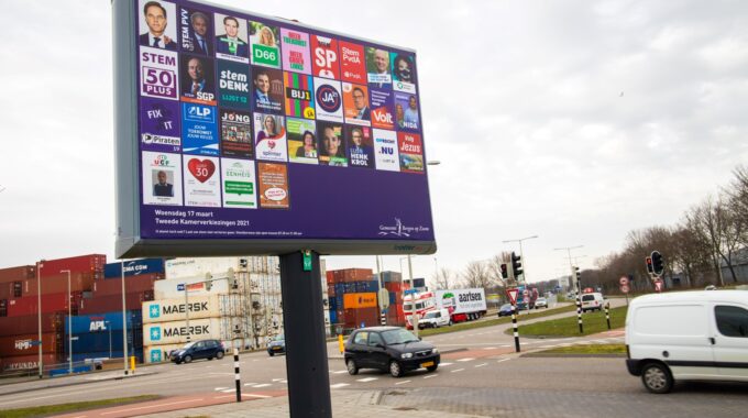 In maart duiken we massaal de stemhokjes in om te stemmen voor de Tweede Kamerverkiezingen. Hoe gaat dat eraan toe in tijden van een pandemie? Zo gaat stemmen in coronatijd in Bergen op Zoom eruitzien. Verkiezingen Tweede Kamer Posters Bord Stemmen