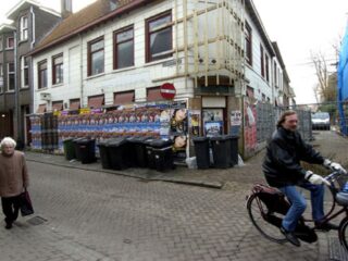 Bergen op Zoom: Leegstaand pand Huijbergsestraat, hoek Schoolstraat de voormalige VIP's en de ToJo bar