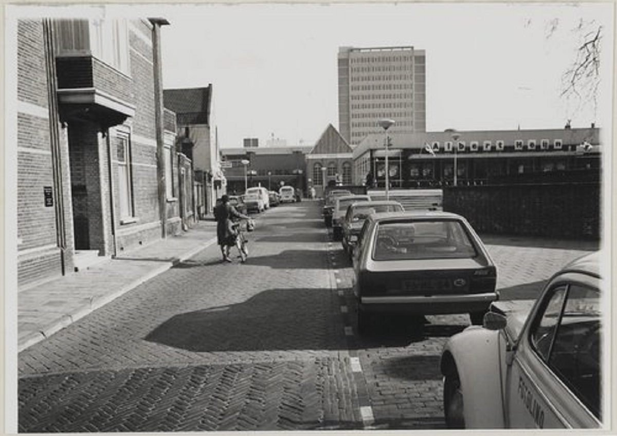 Bergen op Zoom: Lombardenstraat (voorheen Parade); de Albert Heijn, Hema en erachter de Lucernaflat.