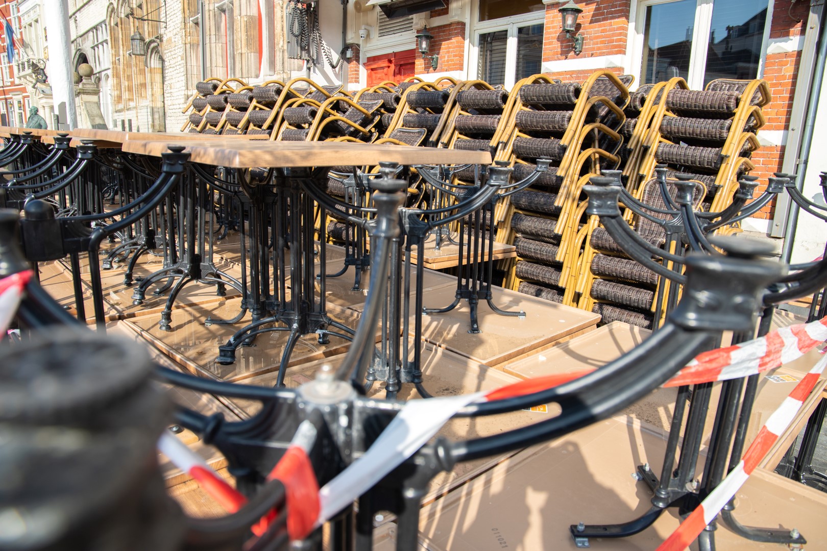 corona bergen op zoom grand cafe hotel de bourgondiër terras tafels stoelen