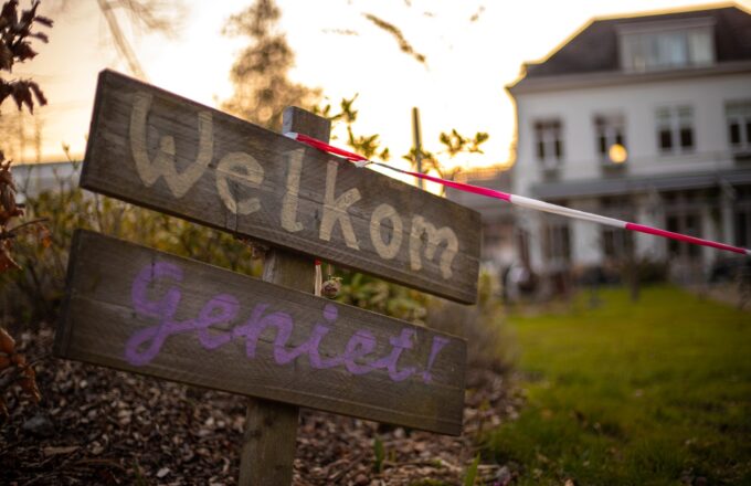 landgoed lievensberg zonsondergang zon golden hour goude uur welkom geniet take away boutique hotel villa heidetuin