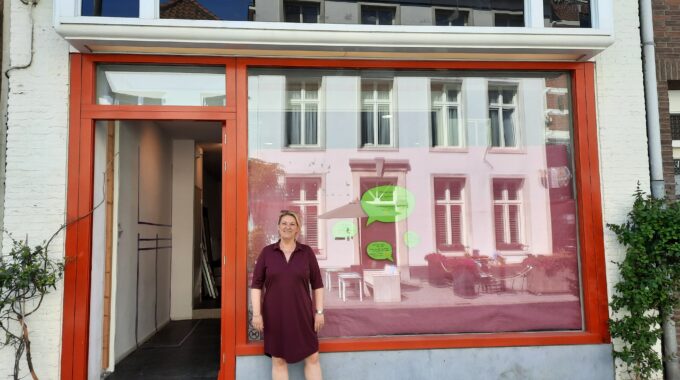 Daniëlle Bakx bij haar winkel Van Katoen