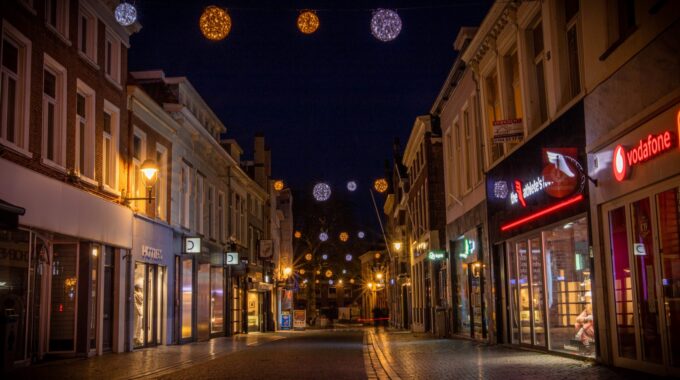 nacht avond straat donker licht verlichting kerst winter zuivelstraat