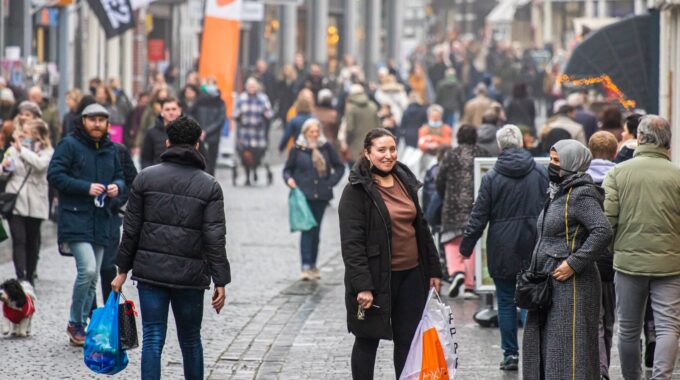 winkelen winkelende mensen drukte shoppen winkelstraat december winter straat stad winkelen kerst inkopen corona lockdown