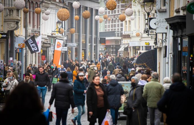 winkelen winkelende mensen drukte shoppen winkelstraat december winter straat stad winkelen kerst inkopen corona lockdown