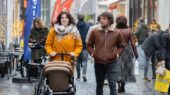bevolkingsgroei winkelen winkelende mensen drukte shoppen winkelstraat december winter straat stad winkelen kerst inkopen corona lockdown