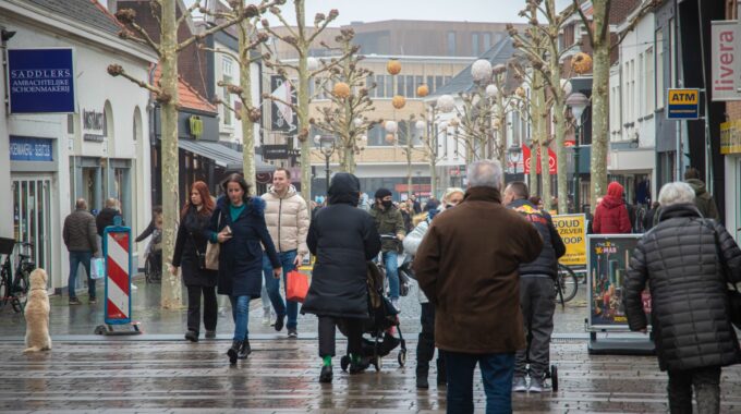 winkelen winkelende mensen drukte shoppen winkelstraat december winter straat stad winkelen kerst inkopen corona lockdown