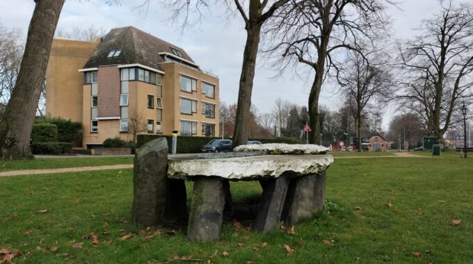 tafel steen bolwerk bergen op zoom kunstwerk beeld