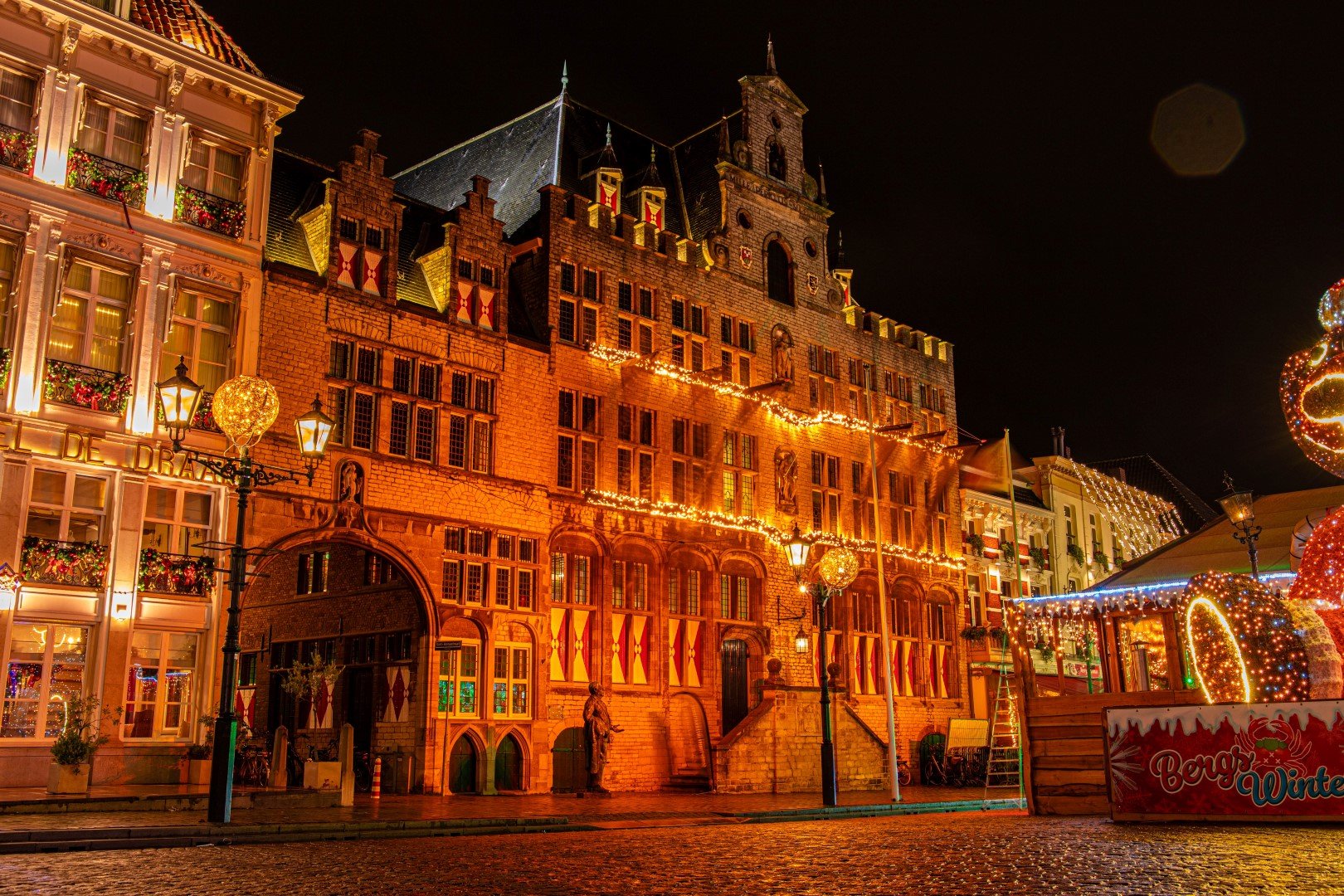 Bergse gebouwen kleuren oranje: dit is waarom